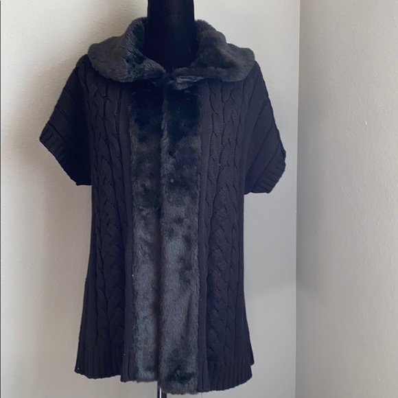 Sweater vest with faux fur collar and trim warm and cozy great for the holidays - Picture 4 of 5